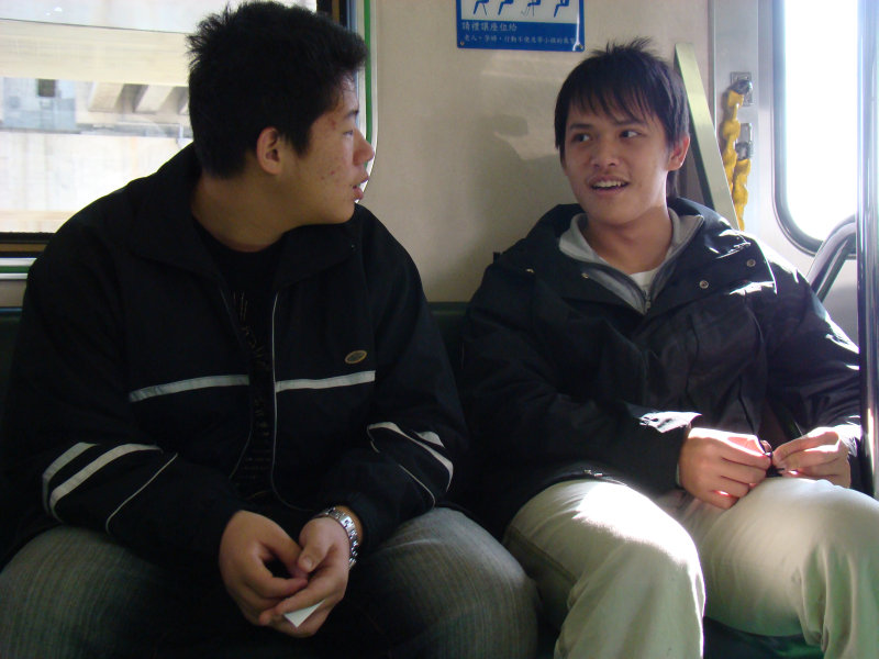 台灣鐵路旅遊攝影街拍帥哥對話旅客2008-02-17攝影照片1
