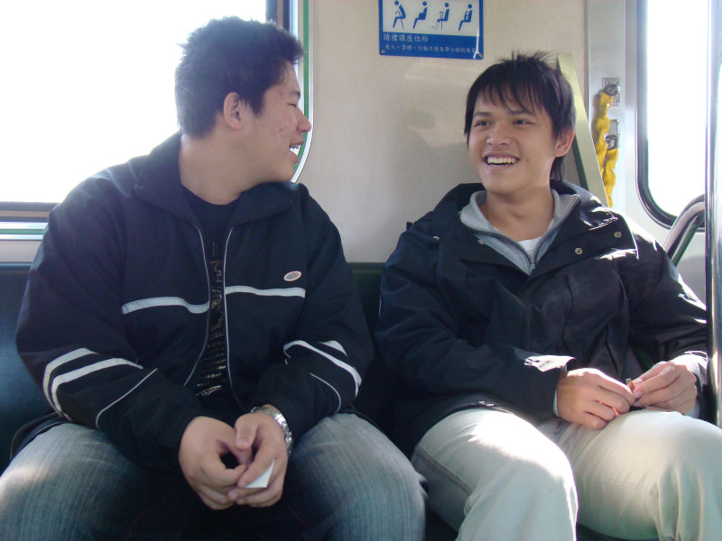 台灣鐵路旅遊攝影街拍帥哥對話旅客2008-02-17攝影照片2
