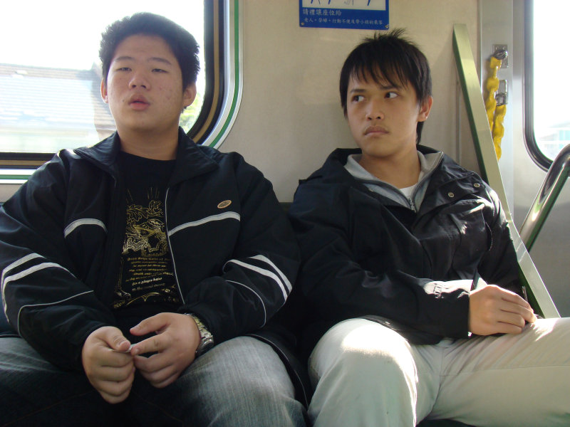台灣鐵路旅遊攝影街拍帥哥對話旅客2008-02-17攝影照片3