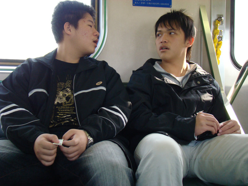 台灣鐵路旅遊攝影街拍帥哥對話旅客2008-02-17攝影照片4
