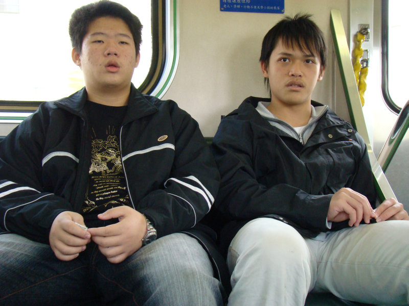 台灣鐵路旅遊攝影街拍帥哥對話旅客2008-02-17攝影照片7