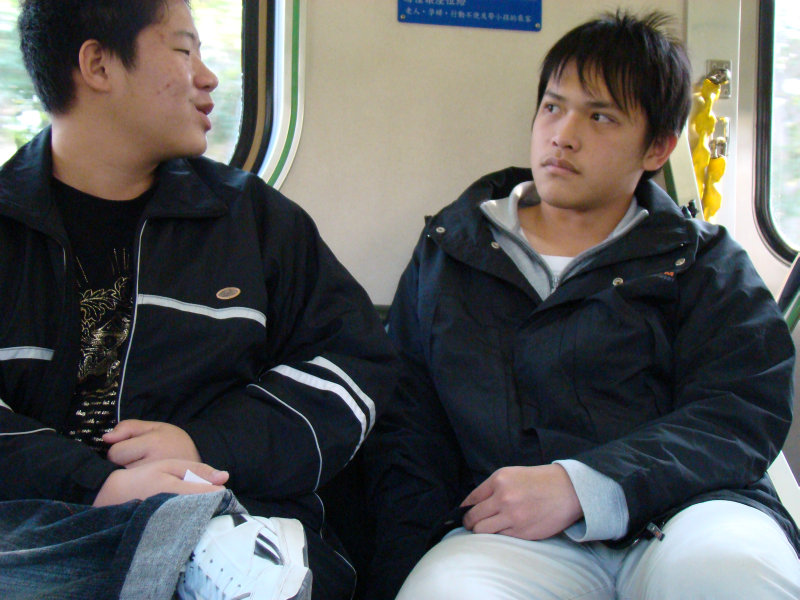 台灣鐵路旅遊攝影街拍帥哥對話旅客2008-02-17攝影照片21