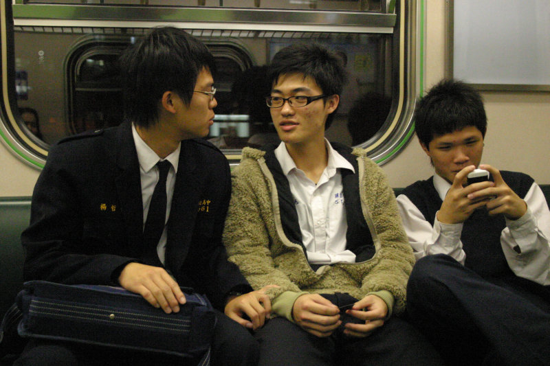 台灣鐵路旅遊攝影街拍帥哥對話旅客20080307攝影照片2