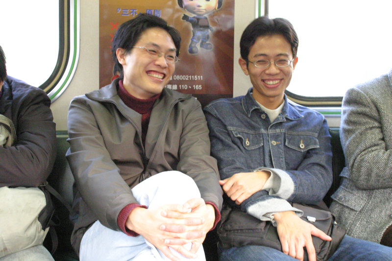 台灣鐵路旅遊攝影街拍帥哥對話的旅客2005-01-15攝影照片1