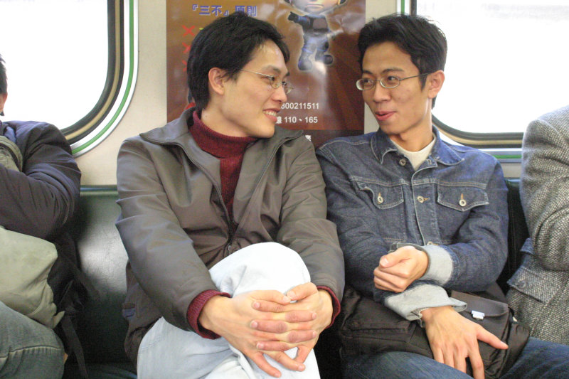 台灣鐵路旅遊攝影街拍帥哥對話的旅客2005-01-15攝影照片2