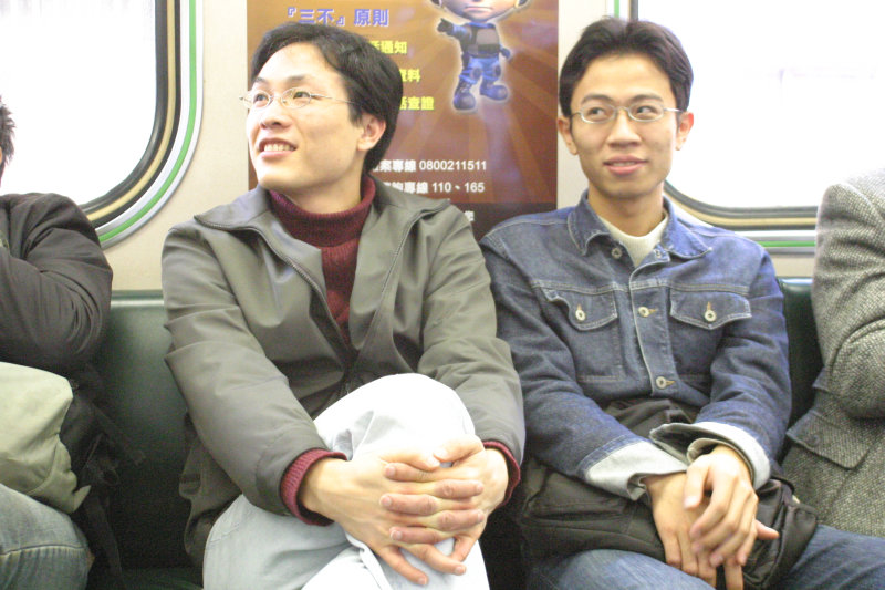 台灣鐵路旅遊攝影街拍帥哥對話的旅客2005-01-15攝影照片3