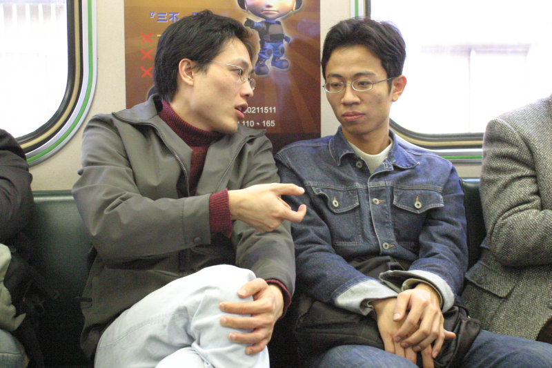 台灣鐵路旅遊攝影街拍帥哥對話的旅客2005-01-15攝影照片4