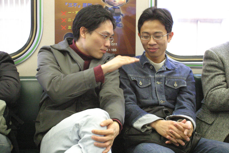 台灣鐵路旅遊攝影街拍帥哥對話的旅客2005-01-15攝影照片6