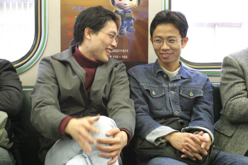 台灣鐵路旅遊攝影街拍帥哥對話的旅客2005-01-15攝影照片7