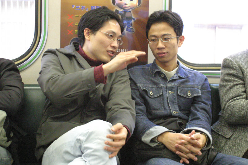 台灣鐵路旅遊攝影街拍帥哥對話的旅客2005-01-15攝影照片9