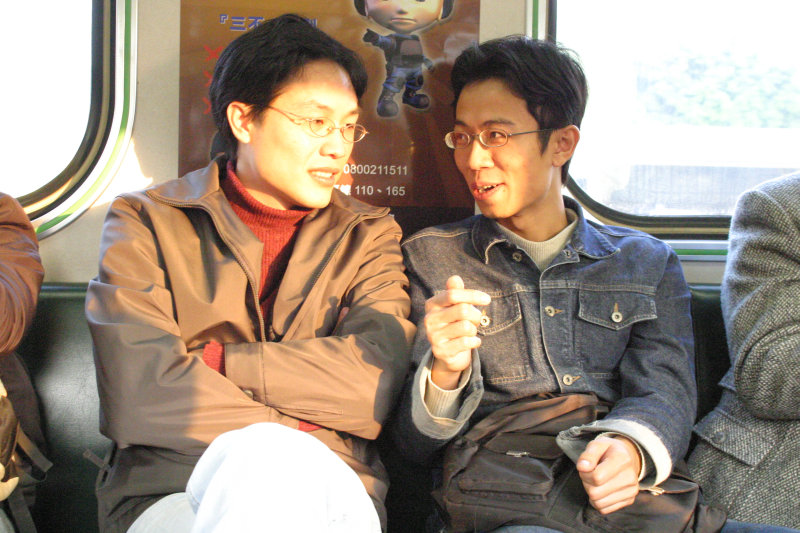 台灣鐵路旅遊攝影街拍帥哥對話的旅客2005-01-15攝影照片11
