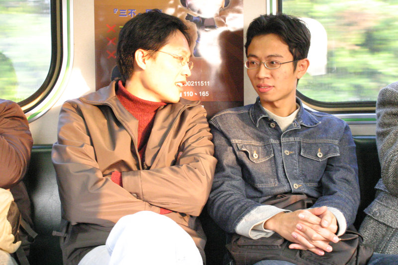 台灣鐵路旅遊攝影街拍帥哥對話的旅客2005-01-15攝影照片12