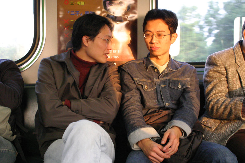 台灣鐵路旅遊攝影街拍帥哥對話的旅客2005-01-15攝影照片13