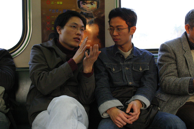 台灣鐵路旅遊攝影街拍帥哥對話的旅客2005-01-15攝影照片14