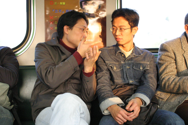 台灣鐵路旅遊攝影街拍帥哥對話的旅客2005-01-15攝影照片15