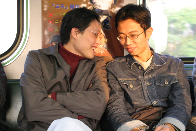 台灣鐵路旅遊攝影街拍帥哥對話的旅客2005-01-15攝影照片16