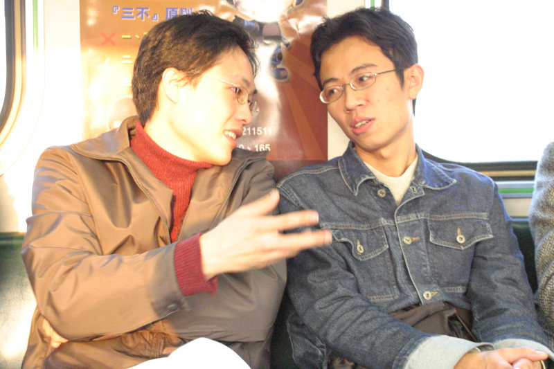 台灣鐵路旅遊攝影街拍帥哥對話的旅客2005-01-15攝影照片17