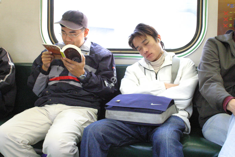 台灣鐵路旅遊攝影街拍帥哥對話的旅客2005-01-15攝影照片21