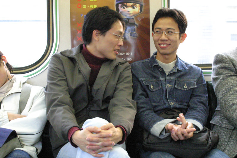 台灣鐵路旅遊攝影街拍帥哥對話的旅客2005-01-15攝影照片22