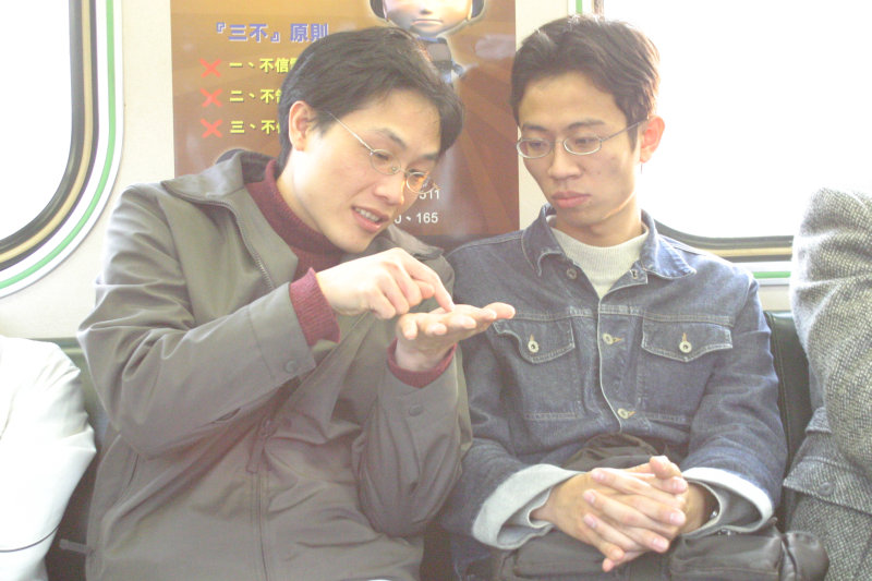 台灣鐵路旅遊攝影街拍帥哥對話的旅客2005-01-15攝影照片23