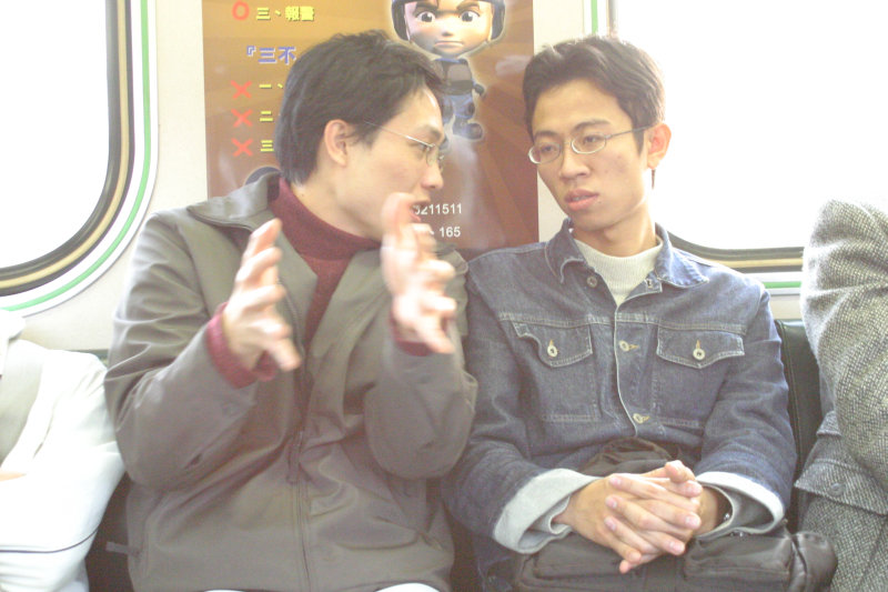 台灣鐵路旅遊攝影街拍帥哥對話的旅客2005-01-15攝影照片24