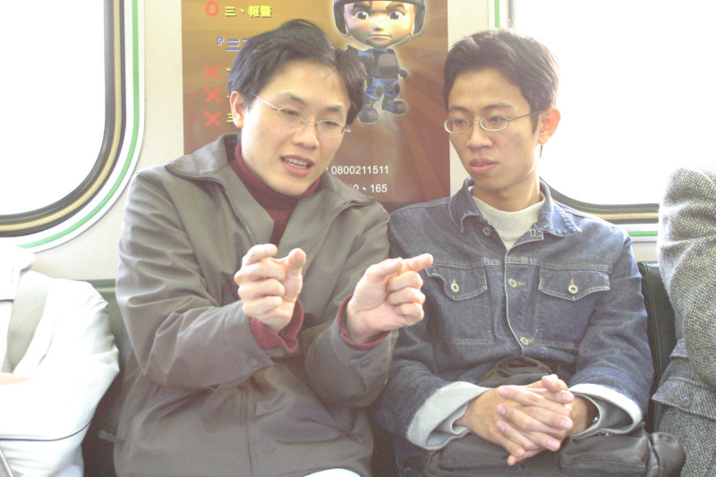 台灣鐵路旅遊攝影街拍帥哥對話的旅客2005-01-15攝影照片25