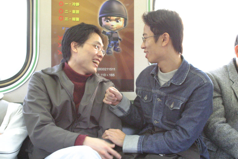 台灣鐵路旅遊攝影街拍帥哥對話的旅客2005-01-15攝影照片26