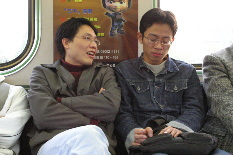 台灣鐵路旅遊攝影街拍帥哥對話的旅客2005-01-15攝影照片28