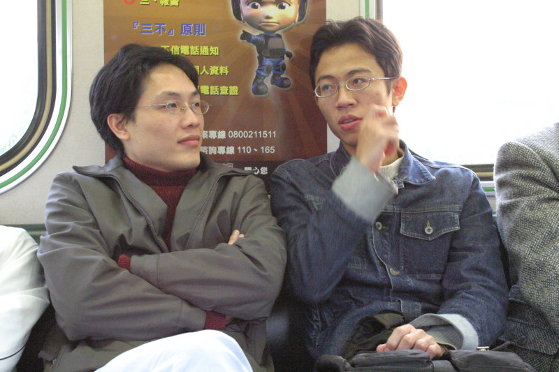 台灣鐵路旅遊攝影街拍帥哥對話的旅客2005-01-15攝影照片29