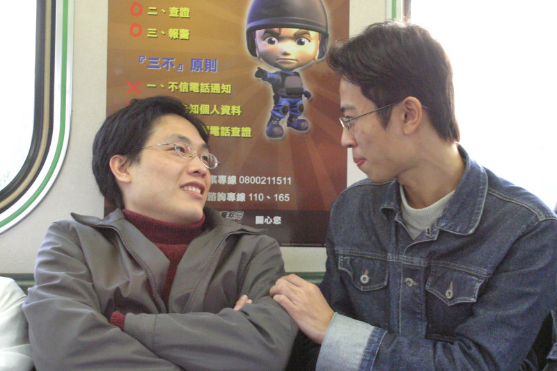 台灣鐵路旅遊攝影街拍帥哥對話的旅客2005-01-15攝影照片32