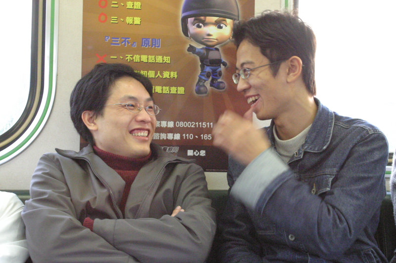 台灣鐵路旅遊攝影街拍帥哥對話的旅客2005-01-15攝影照片33