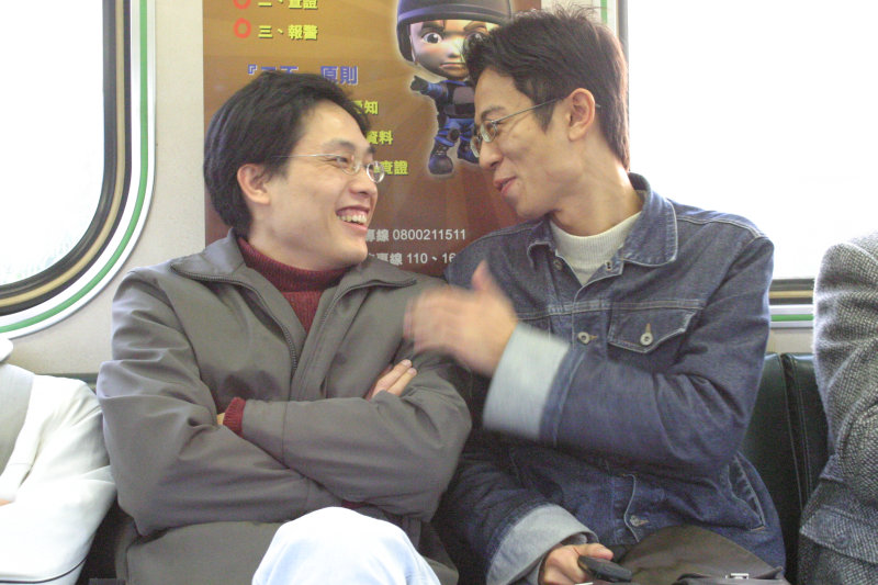 台灣鐵路旅遊攝影街拍帥哥對話的旅客2005-01-15攝影照片34