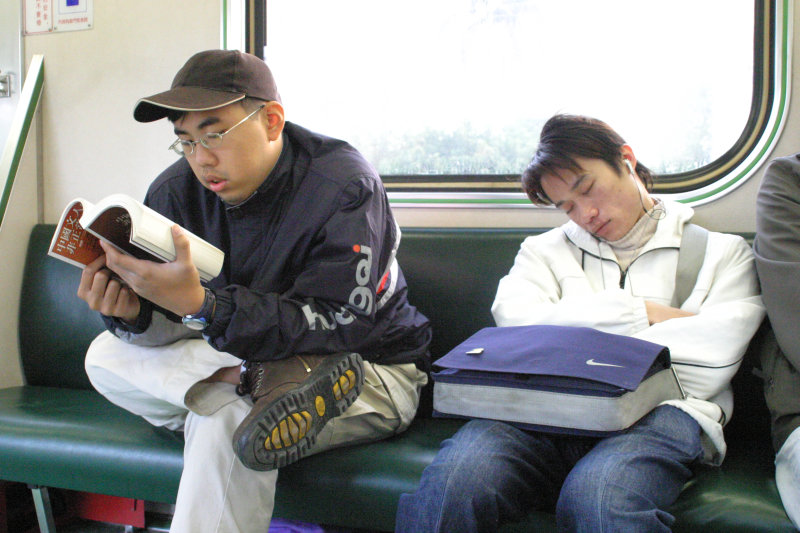 台灣鐵路旅遊攝影街拍帥哥對話的旅客2005-01-15攝影照片36