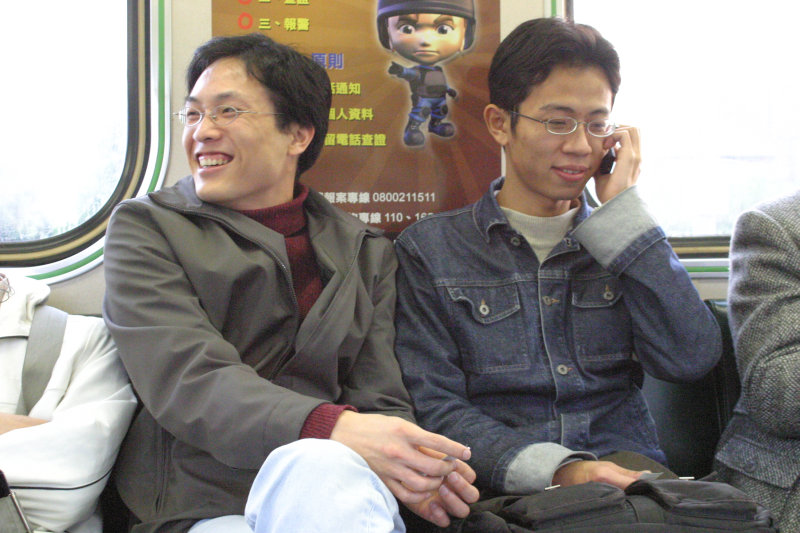 台灣鐵路旅遊攝影街拍帥哥對話的旅客2005-01-15攝影照片37