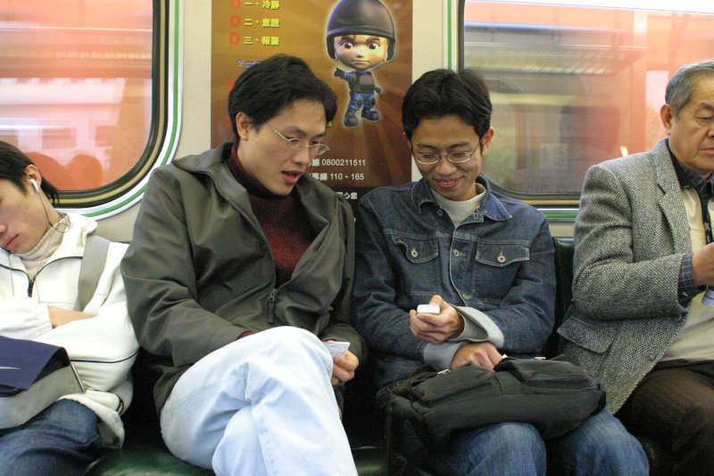 台灣鐵路旅遊攝影街拍帥哥對話的旅客2005-01-15攝影照片38