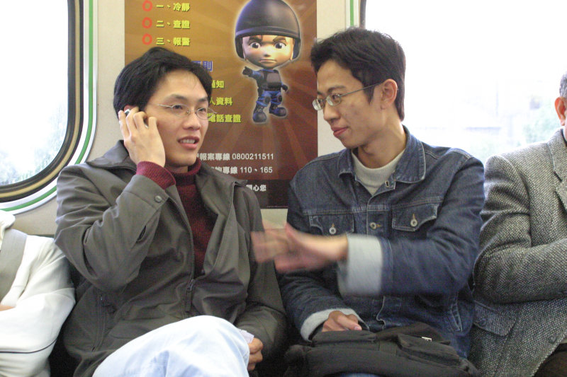 台灣鐵路旅遊攝影街拍帥哥對話的旅客2005-01-15攝影照片39