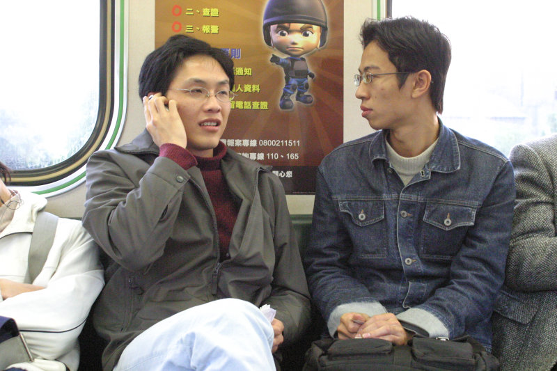 台灣鐵路旅遊攝影街拍帥哥對話的旅客2005-01-15攝影照片40