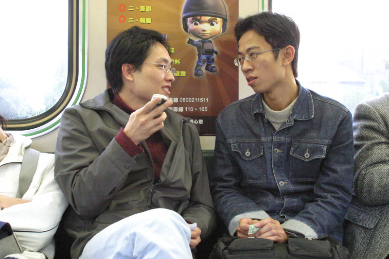 台灣鐵路旅遊攝影街拍帥哥對話的旅客2005-01-15攝影照片41