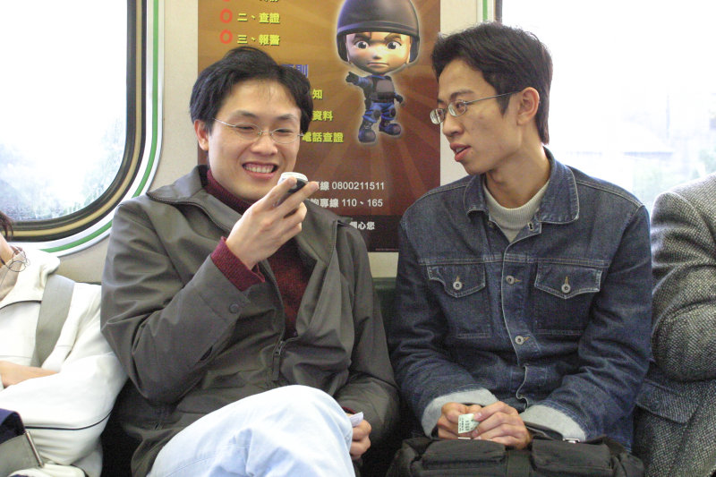 台灣鐵路旅遊攝影街拍帥哥對話的旅客2005-01-15攝影照片42