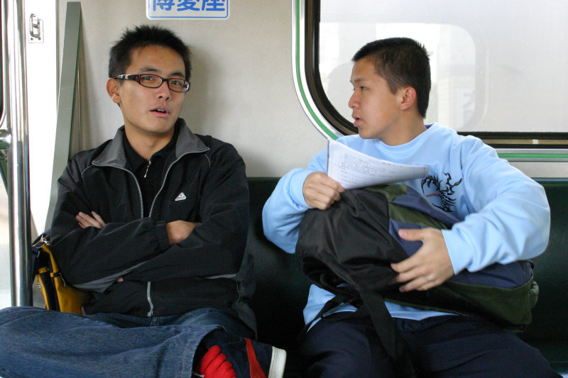 台灣鐵路旅遊攝影街拍帥哥對話的旅客2005-01-16(1)攝影照片1