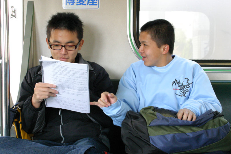 台灣鐵路旅遊攝影街拍帥哥對話的旅客2005-01-16(1)攝影照片2