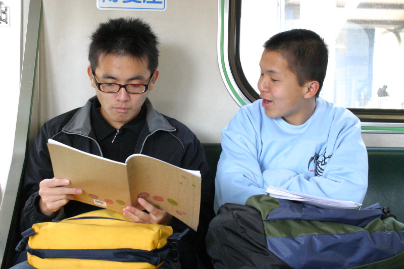 台灣鐵路旅遊攝影街拍帥哥對話的旅客2005-01-16(1)攝影照片6