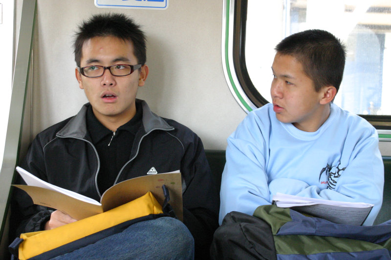 台灣鐵路旅遊攝影街拍帥哥對話的旅客2005-01-16(1)攝影照片9