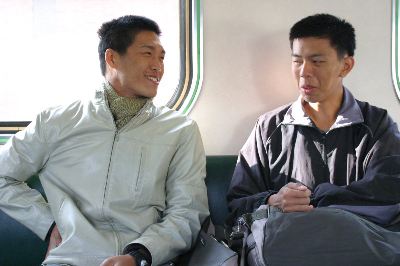 台灣鐵路旅遊攝影街拍帥哥對話的旅客2005-01-16(3)攝影照片3