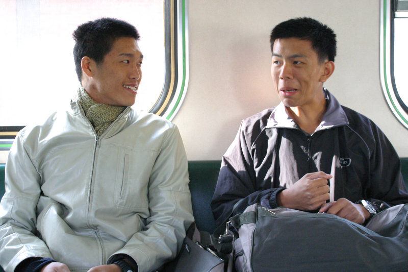 台灣鐵路旅遊攝影街拍帥哥對話的旅客2005-01-16(3)攝影照片4