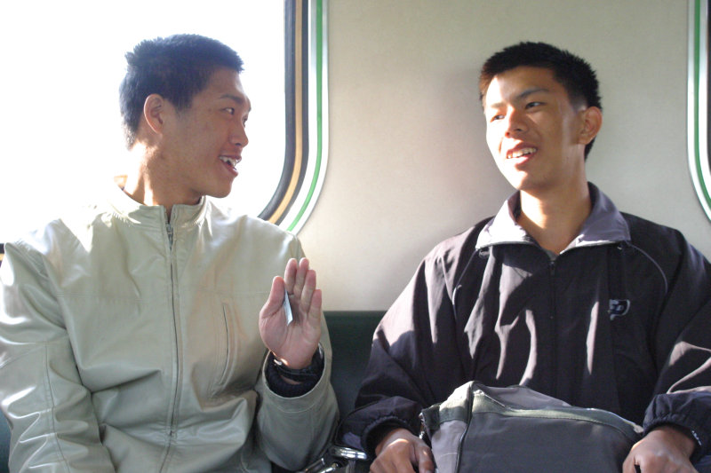 台灣鐵路旅遊攝影街拍帥哥對話的旅客2005-01-16(3)攝影照片23