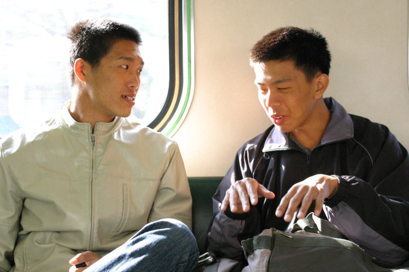 台灣鐵路旅遊攝影街拍帥哥對話的旅客2005-01-16(3)攝影照片26