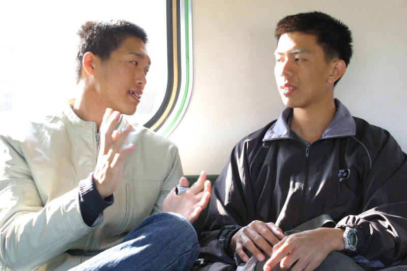 台灣鐵路旅遊攝影街拍帥哥對話的旅客2005-01-16(3)攝影照片46