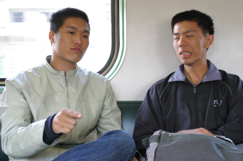 台灣鐵路旅遊攝影街拍帥哥對話的旅客2005-01-16(3)攝影照片56
