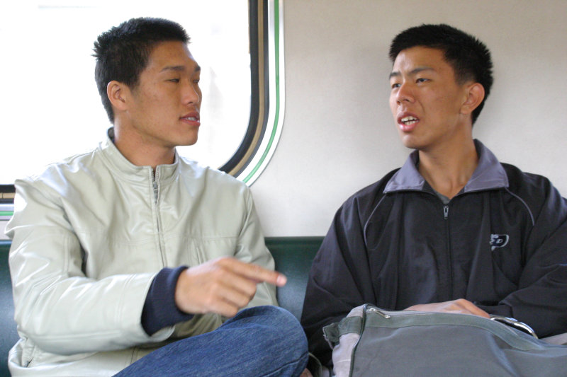 台灣鐵路旅遊攝影街拍帥哥對話的旅客2005-01-16(3)攝影照片57